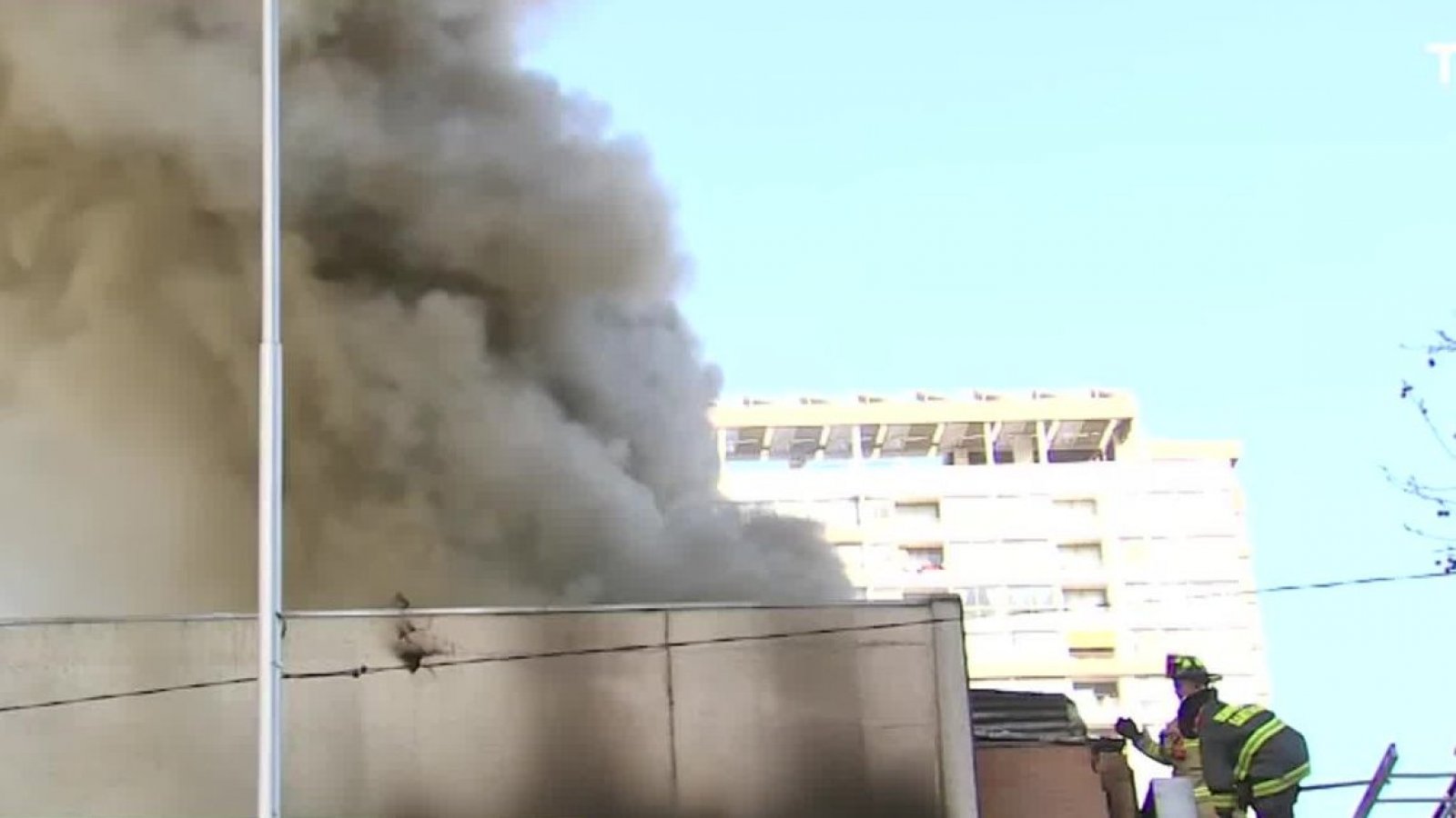 Gran incendio en Santiago Centro: Humo es visible desde distintos puntos de la ciudad
