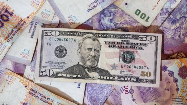 Fuerte devaluación del peso argentino tras sorpresivo triunfo de Milei en las primarias

