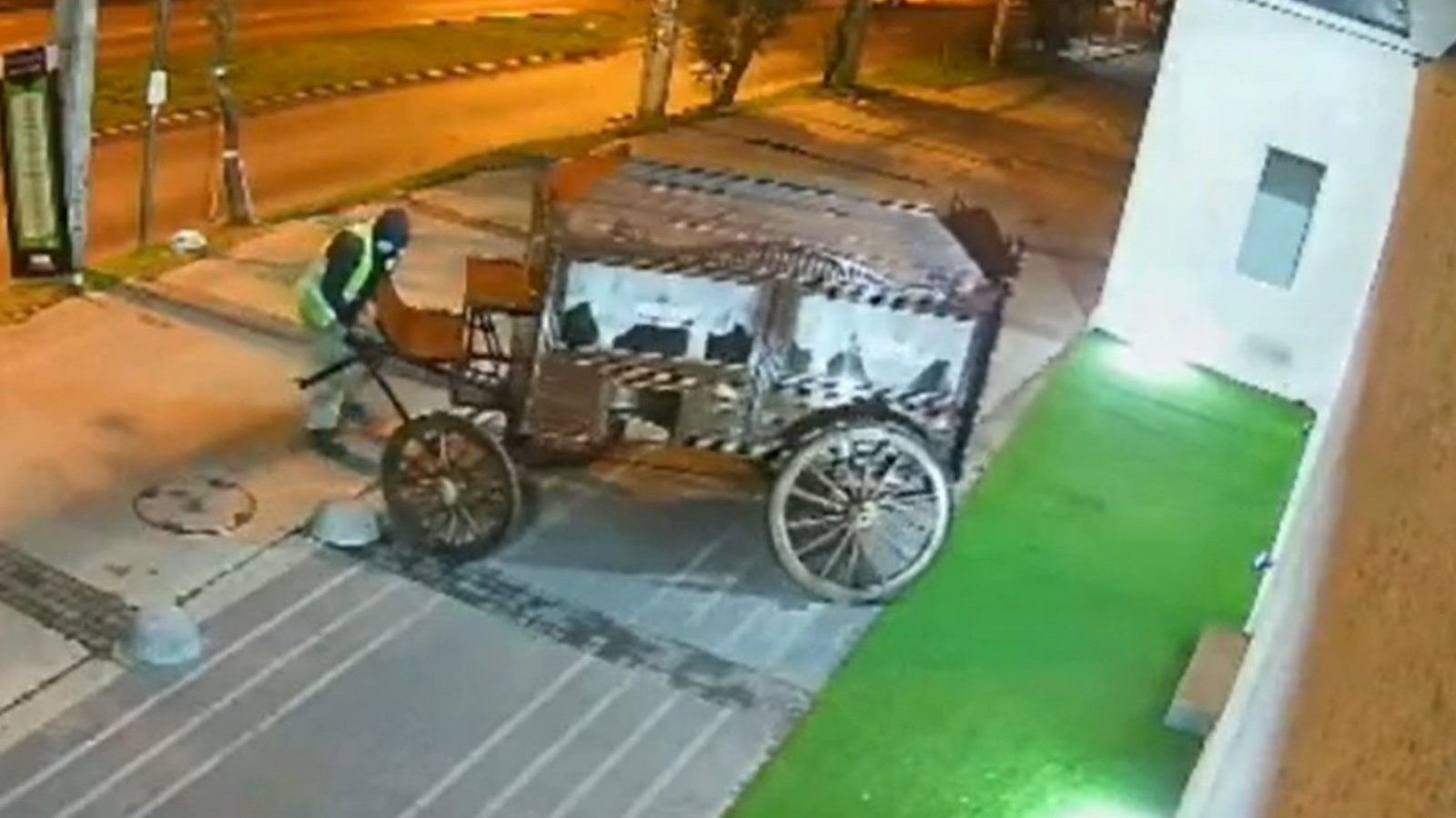 ¡Dejen algo! Insólito robo de carroza fúnebre en Maipú
