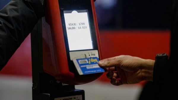 Gobierno informa alza en transporte público y anuncia "esquema tarifario inédito"
