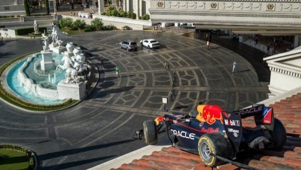 Así fue como un auto de Fórmula 1 llegó al techo de un casino en Las Vegas
