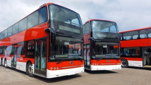 Estilo Londres: inéditos buses de dos pisos se suman al transporte de Santiago
