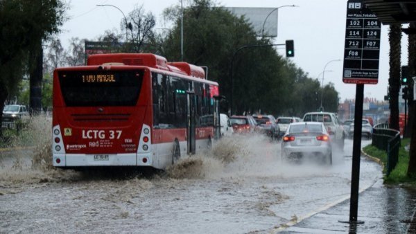 "En la ciudad, las lluvias serán la mitad de intensas que el fin de semana": ¿hasta cuándo lloverá en Santiago?