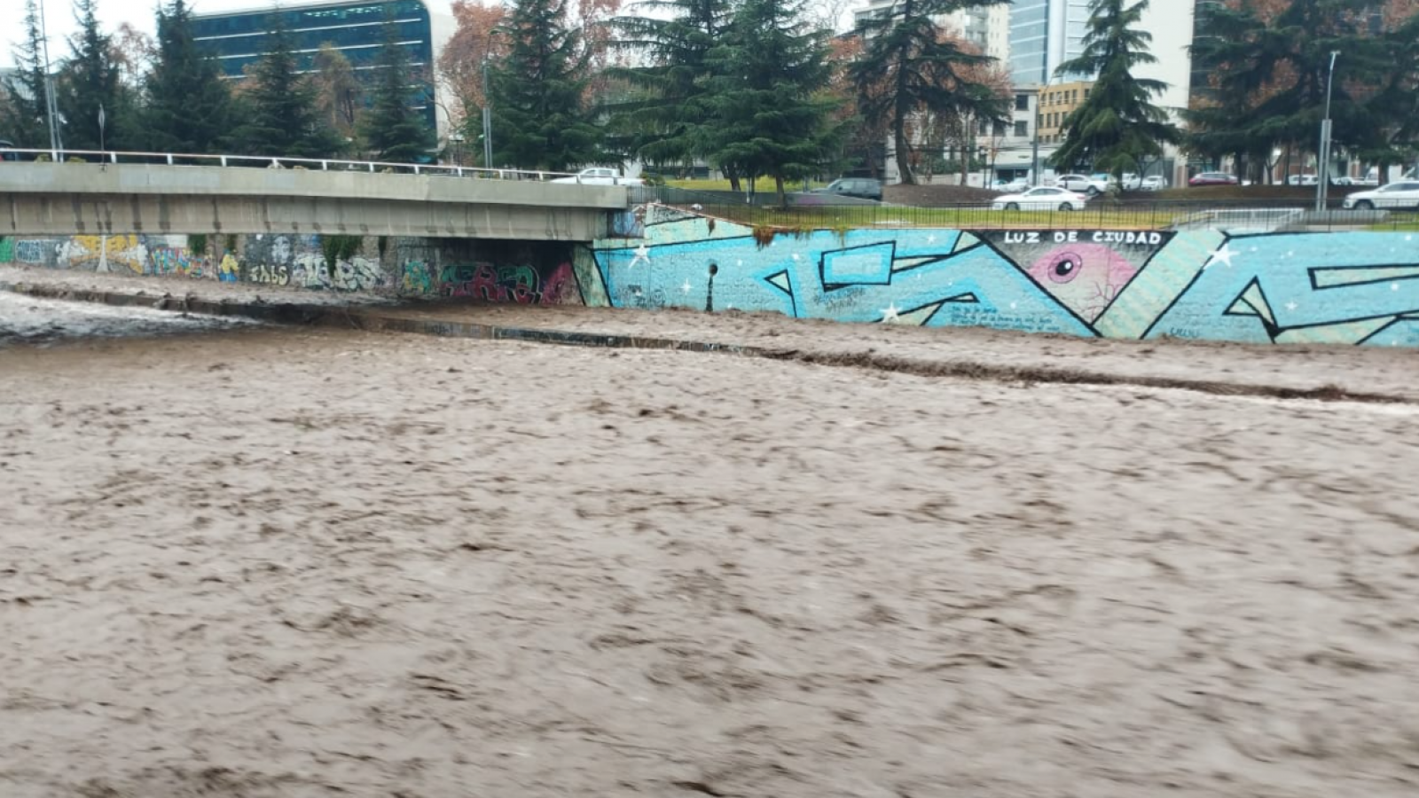 FOTO DEL RÍO MAPOCHO EL 23 DE JUNIO 2023.