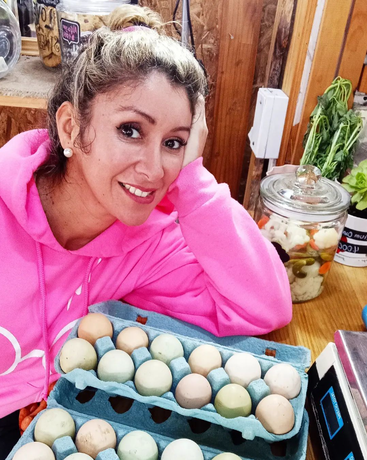 Angélica Sepúlveda con productos de su campo.