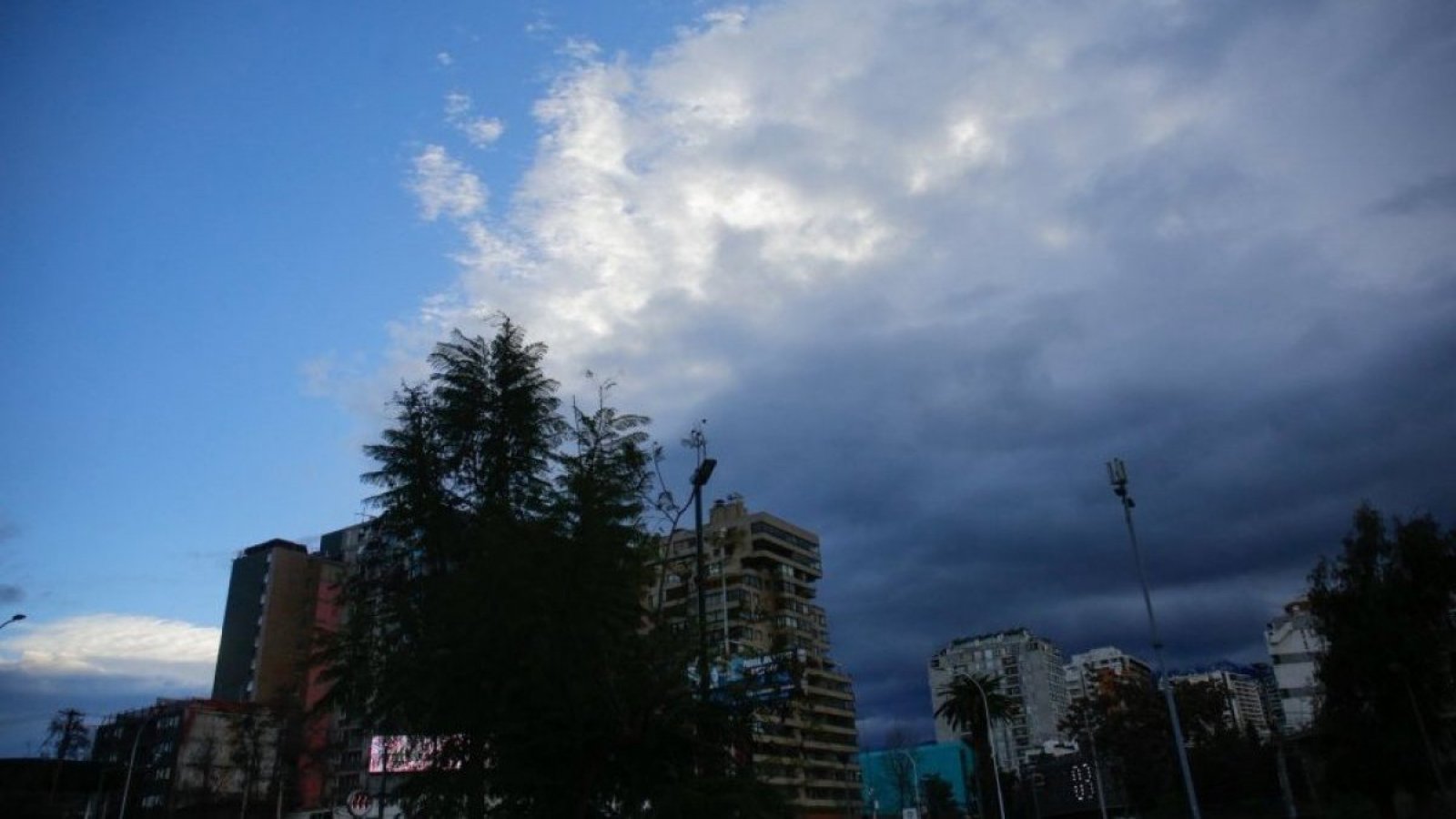 Yael Szewkis por lluvia en Santiago: “Las precipitaciones van a llegar en las próximas horas y esperamos que sean intensas”
