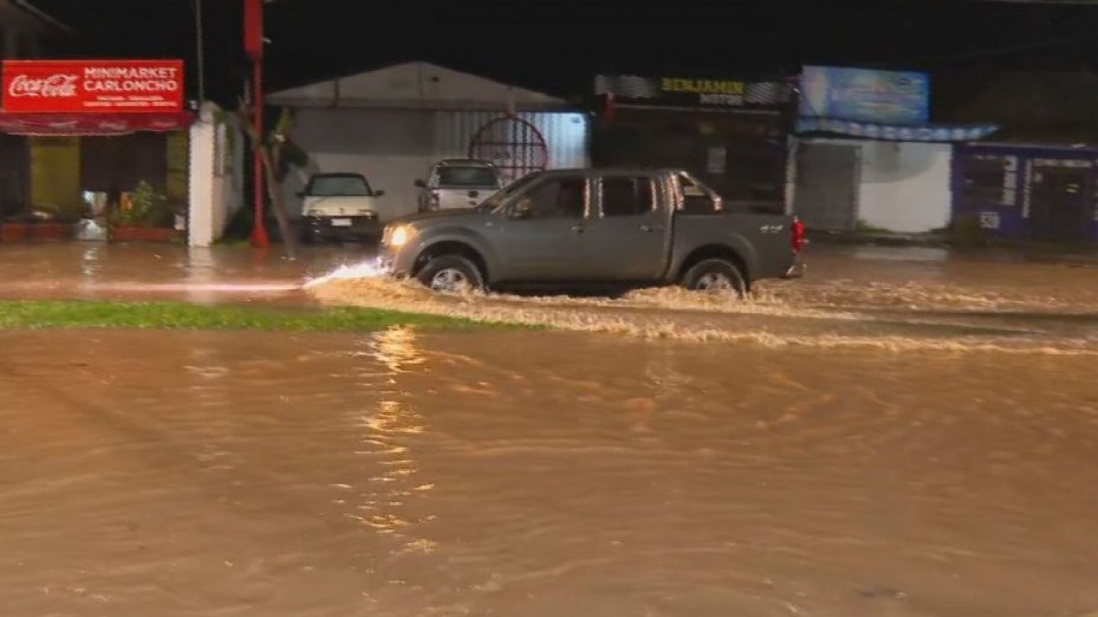 “Es realmente catastrófico”: lluvias dejan calles inundadas y casas anegadas en Santa Cruz
