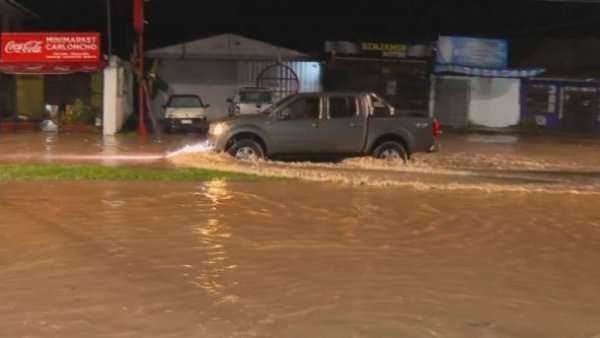 “Es realmente catastrófico”: lluvias dejan calles inundadas y casas anegadas en Santa Cruz