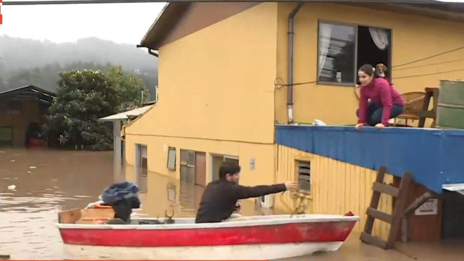 Inundación llegó hasta el segundo piso: Pescadores en bote rescatan a vecinos atrapados en Licantén
