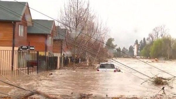 "Todo fue muy angustiante": El testimonio de hombre que arrancó del desborde de estero en Curicó
