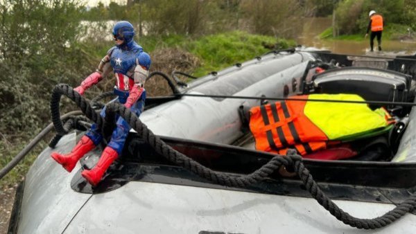 "Héroes": niño rescatado en inundaciones regaló su Capitán América a Carabineros
