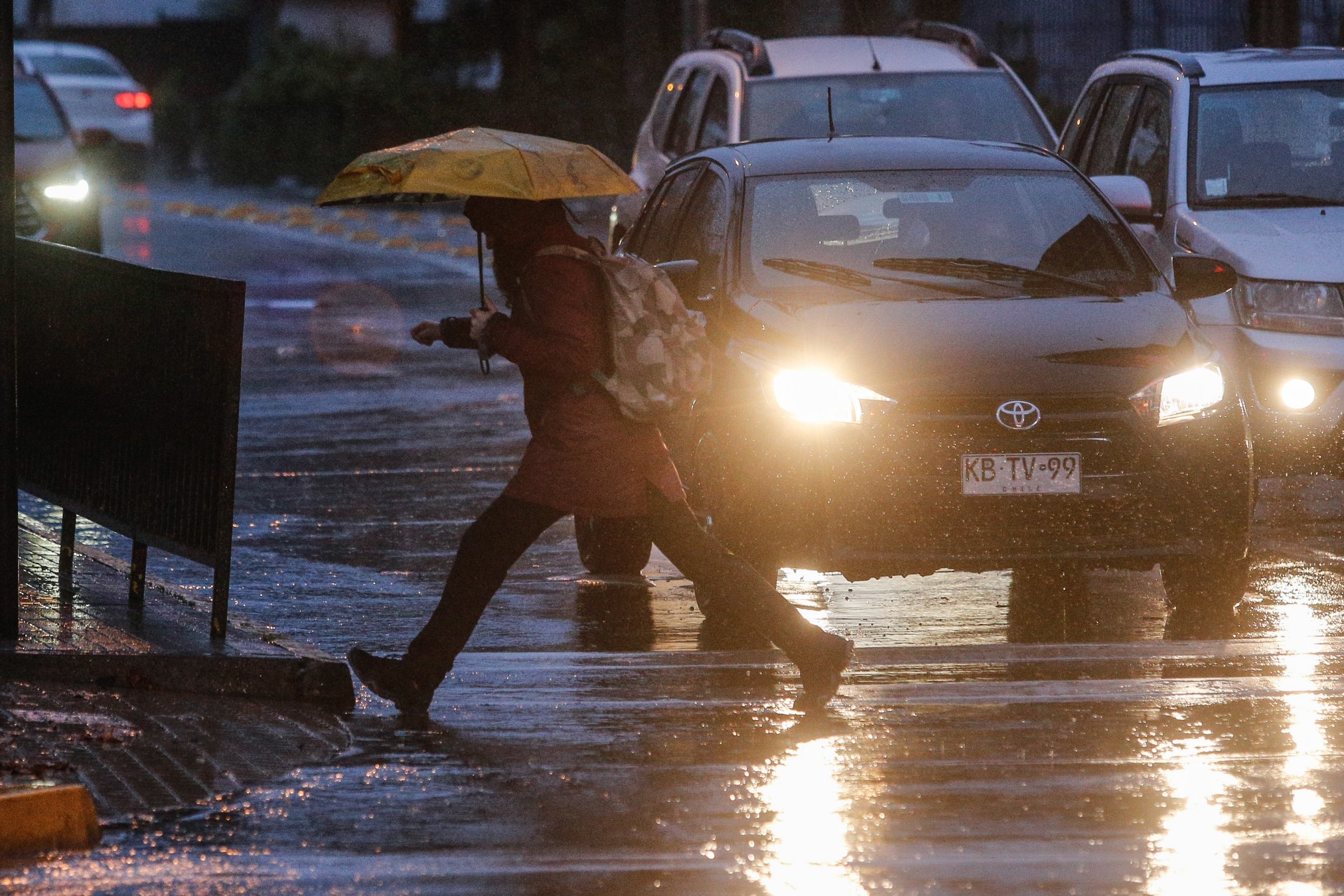 peatón en un día de lluvia. Multa por mojar.