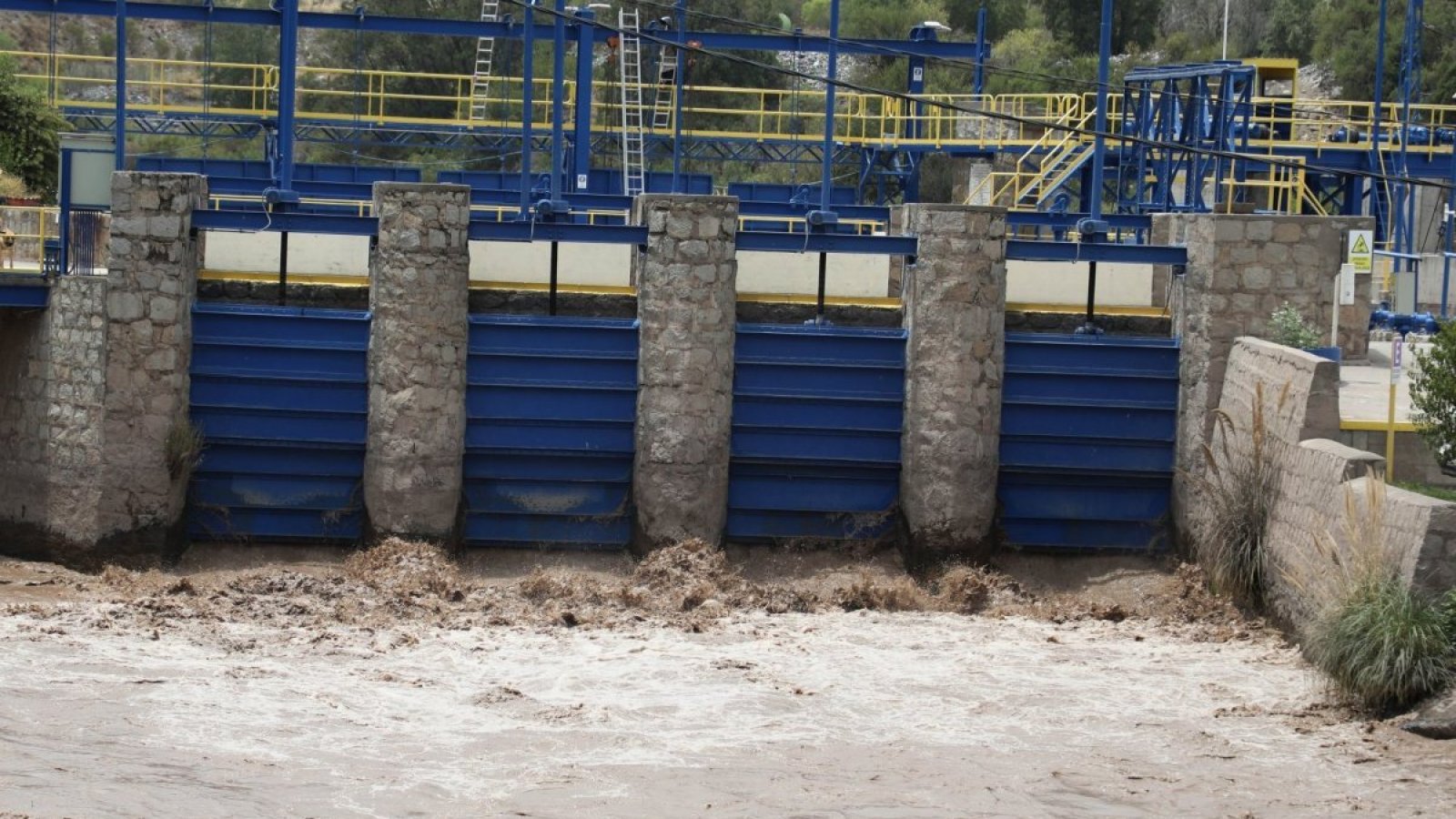 Corte de agua en Santiago está “totalmente descartado" tras control de turbiedad del río Maipo
