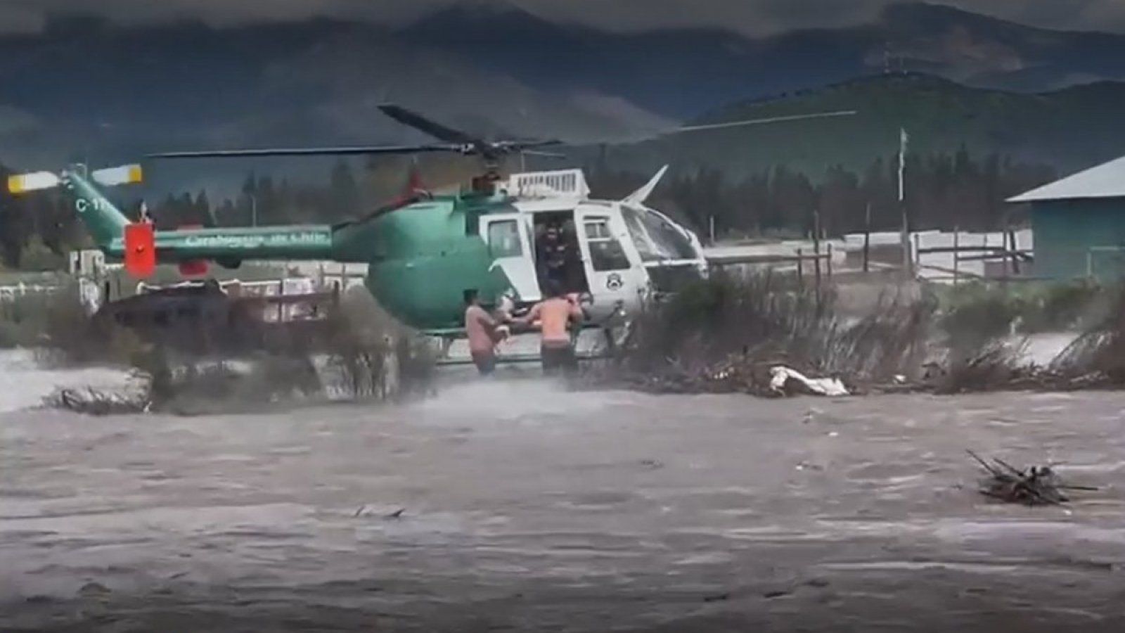 VIDEO: Familias y mascotas de El Monte son rescatadas por aire tras inundaciones
