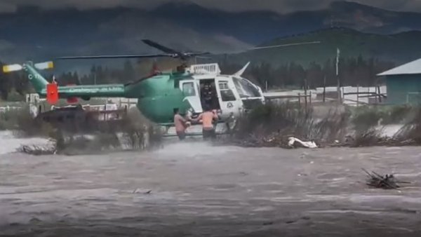 VIDEO: Familias y mascotas de El Monte son rescatadas por aire tras inundaciones
