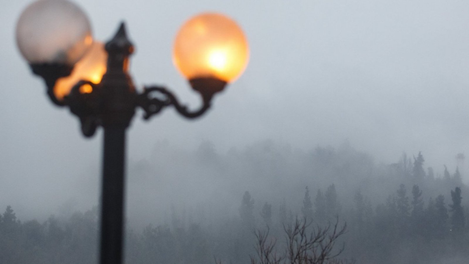 Farol con fondo frío. Lluvias y sistema frontal.