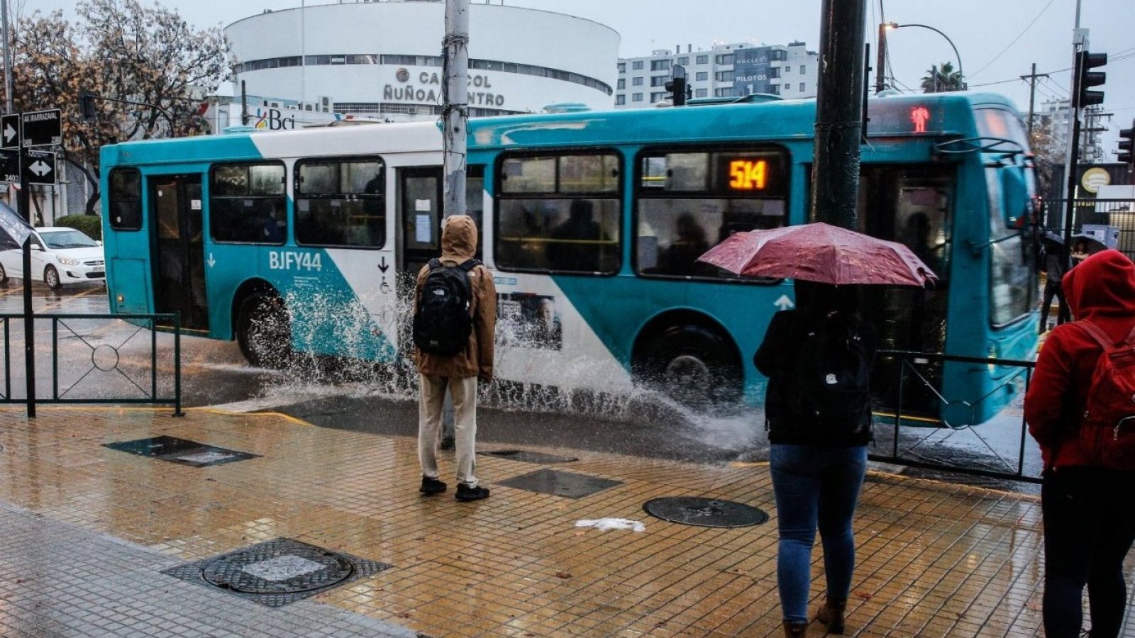 Bus de la línea RED salpicando agua a un peatón. Lluvia y multa.