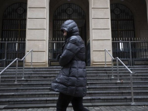 Persona abrigada por las bajas temperaturas.