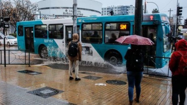 <p>Bus de la línea RED salpicando agua a un peatón. Lluvia y multa.</p>La multa que podrías pagar si salpicas agua a peatones
