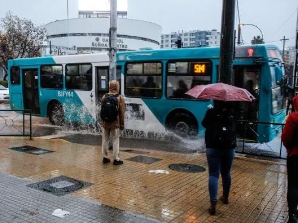 Bus de la línea RED salpicando agua a un peatón. Lluvia y multa.