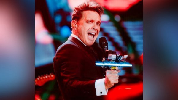 Luis Miguel atrapó un dron durante su segundo concierto en Chile
