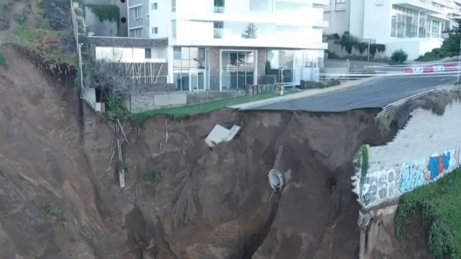 Alcalde de Concón asegura que es un "riesgo inminente" socavón en zona residencial
