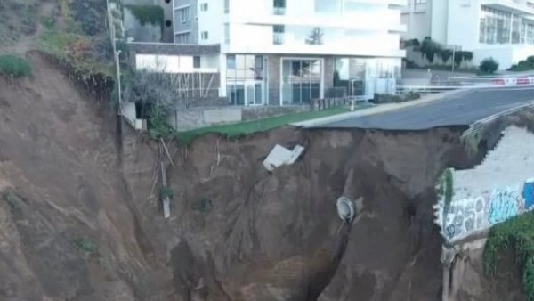 Alcalde de Concón asegura que es un "riesgo inminente" socavón en zona residencial
