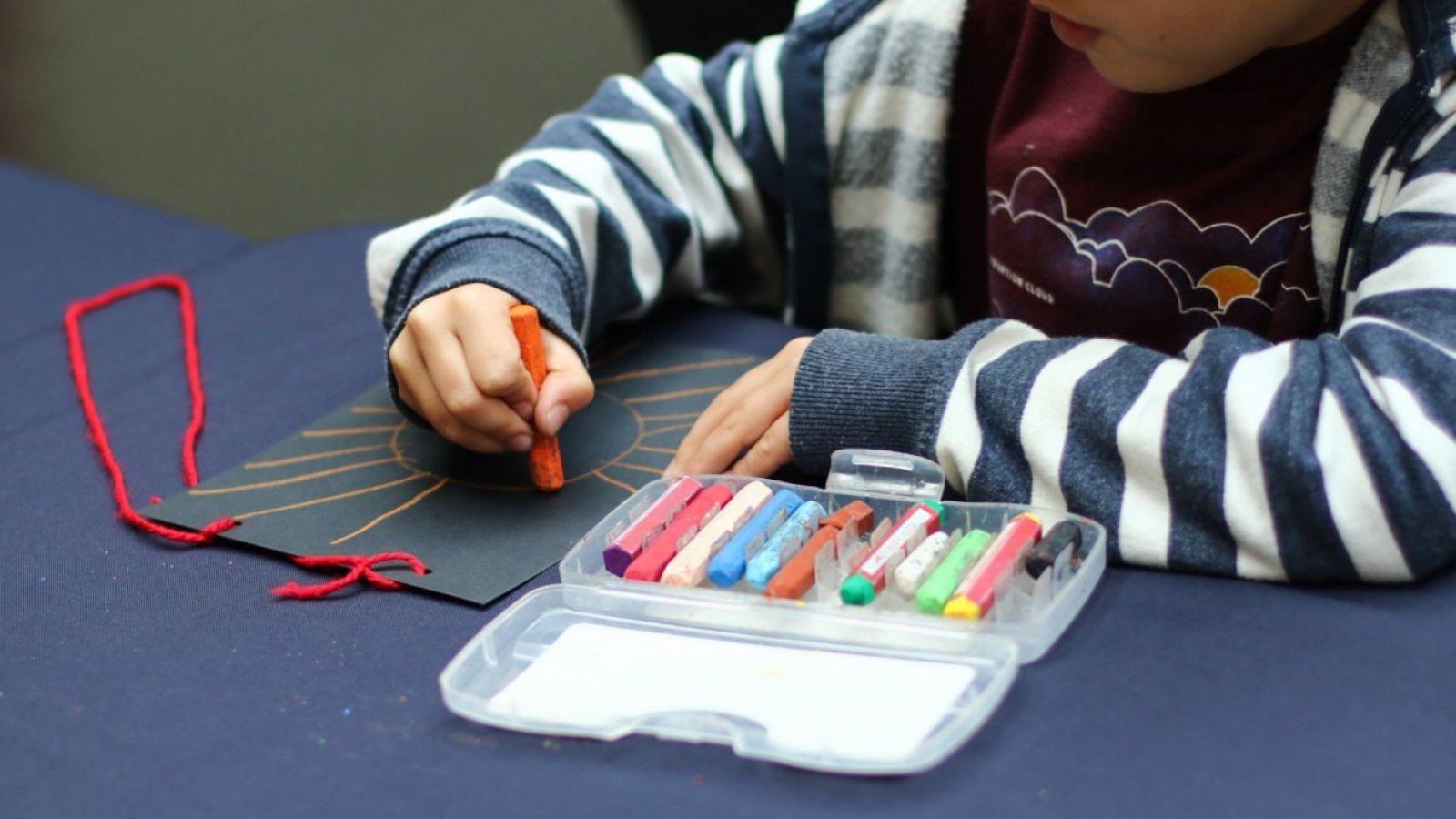 Niño pintando para cuidar su bienestar emocional.