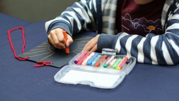<p>Niño pintando para cuidar su bienestar emocional. </p>¿Cómo cuidar el bienestar emocional de los niños en contexto de crisis?
