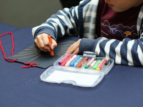 Niño pintando para cuidar su bienestar emocional.