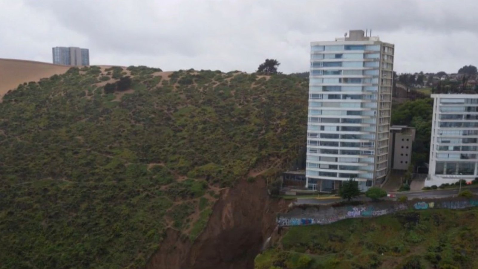 Hasta con parapente: Autoridades denuncian "turismo de emergencia" en sector de socavón en Concón
