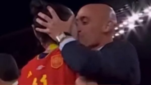 Un escándalo que opaca un triunfo histórico: Presidente del fútbol español niega renunciar tras beso a jugadora
