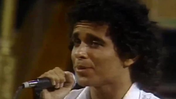 Fernando Ubiergo levanta la Gaviota en el Festival de Viña 1981
