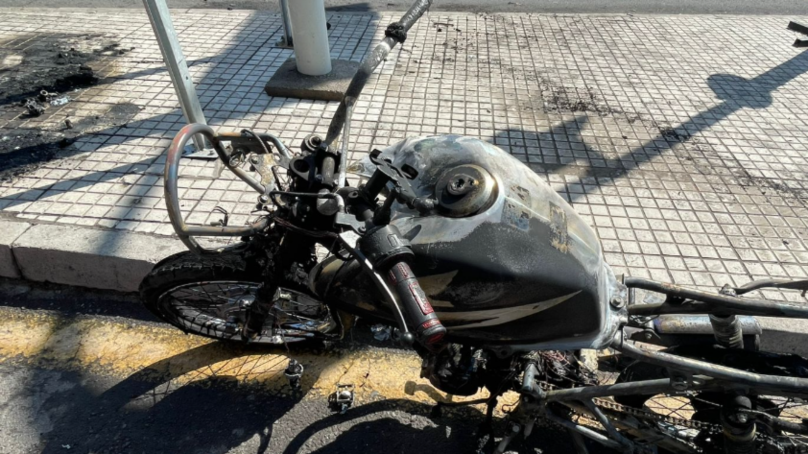 Insólito: sujeto quemó su moto y mordió a guardia durante fiscalización en Las Condes
