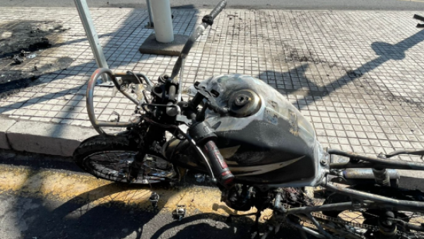 Insólito: sujeto quemó su moto y mordió a guardia durante fiscalización en Las Condes
