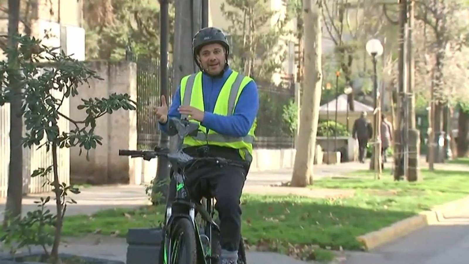 Simón Oliveros pone a prueba las ciclovías en Santiago

