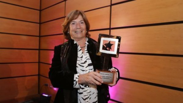 Amira Arratia recibe el Premio Anatel 2023
