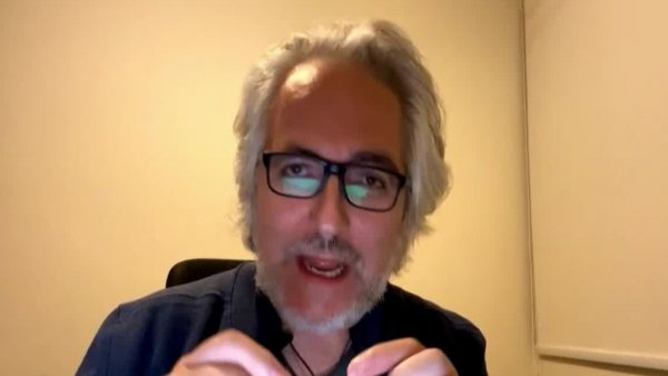 Cronobiólogo Luis Larrondo: "Es hora de terminar con el cambio de hora"
