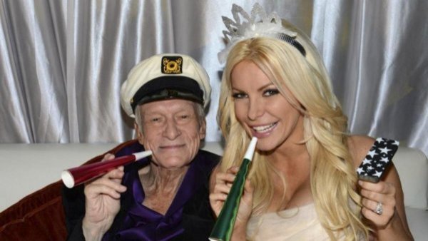 Exconejita Playboy revela que Hugh Hefner quedó sordo tras excesivo consumo de viagra
