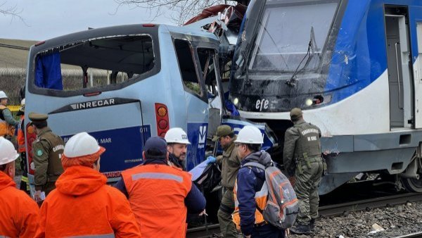 San Pedro de la Paz: las impactantes imágenes del mortal choque de Biotrén con bus
