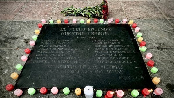 Declaran monumento nacional primera placa contra la homofobia y transfobia en Chile
