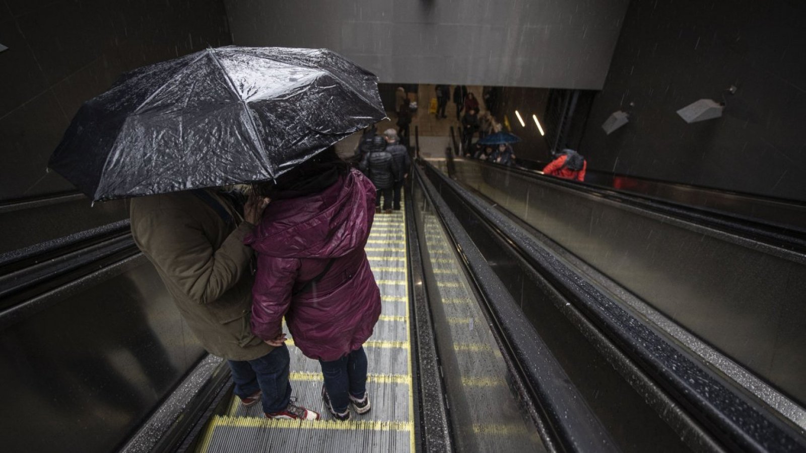 Pareja bajo la lluvia en sistema frontal