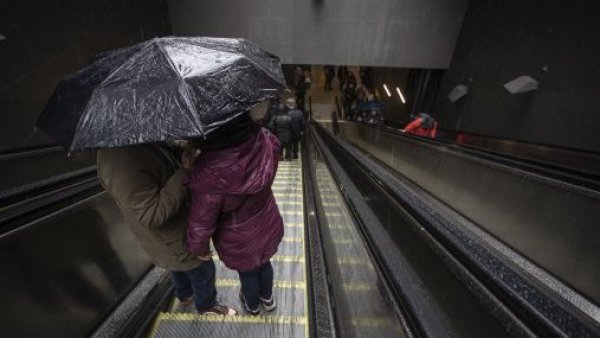 <p>Pareja bajo la lluvia en sistema frontal</p>Lluvia en Santiago: ¿precipitaciones por ocho días?
