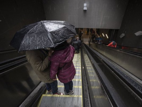 Pareja bajo la lluvia en sistema frontal