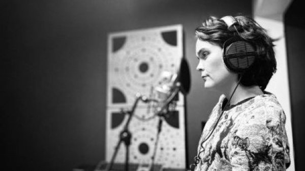 Camila Moreno reversiona ‘Pájaros de Fuego’ para "Hawker Hunter: El ruido del silencio"

