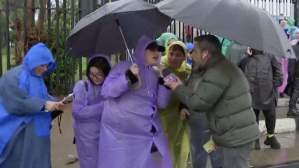 No importa la lluvia: Fanáticas están listas para el concierto de Bruno Mars