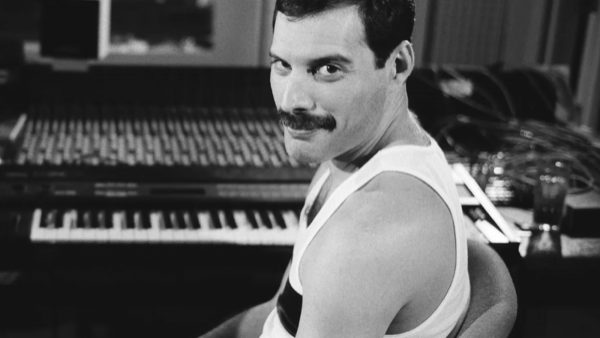 Subastan piano de Freddie Mercury por más de 2 millones de dólares