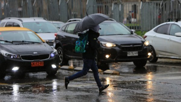 ¿En qué sectores y cuánto lloverá en Santiago?: el nuevo sistema frontal anunciado para este domingo en la RM
