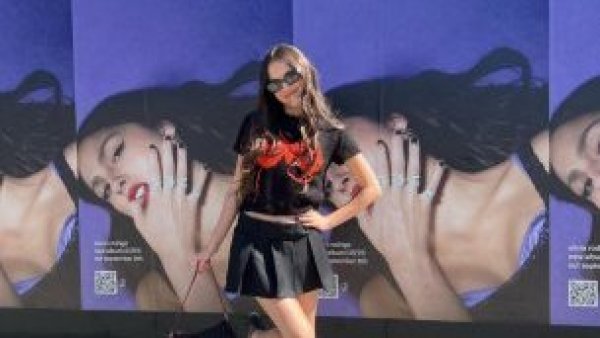 <p>Olivia Rodrigo con la portada de GUTS</p>
