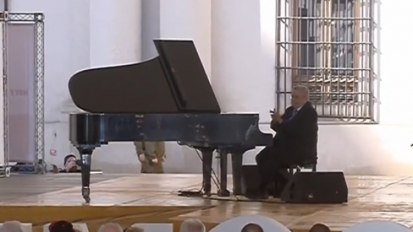 Ovacionado: Valentín Trujillo interpretó el Himno Nacional